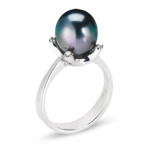 18K WHITE GOLD RING WITH DIAMOND AND CENTER BLACK PEARL