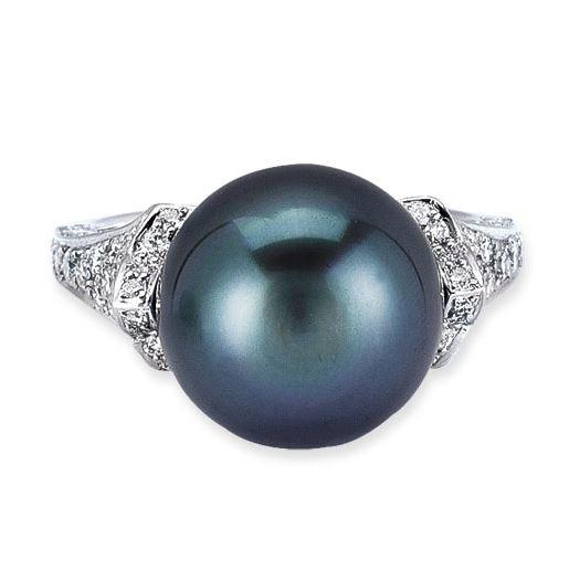 18K WHITE GOLD RING WITH DIAMONDS AND CENTER BLACK PEARL