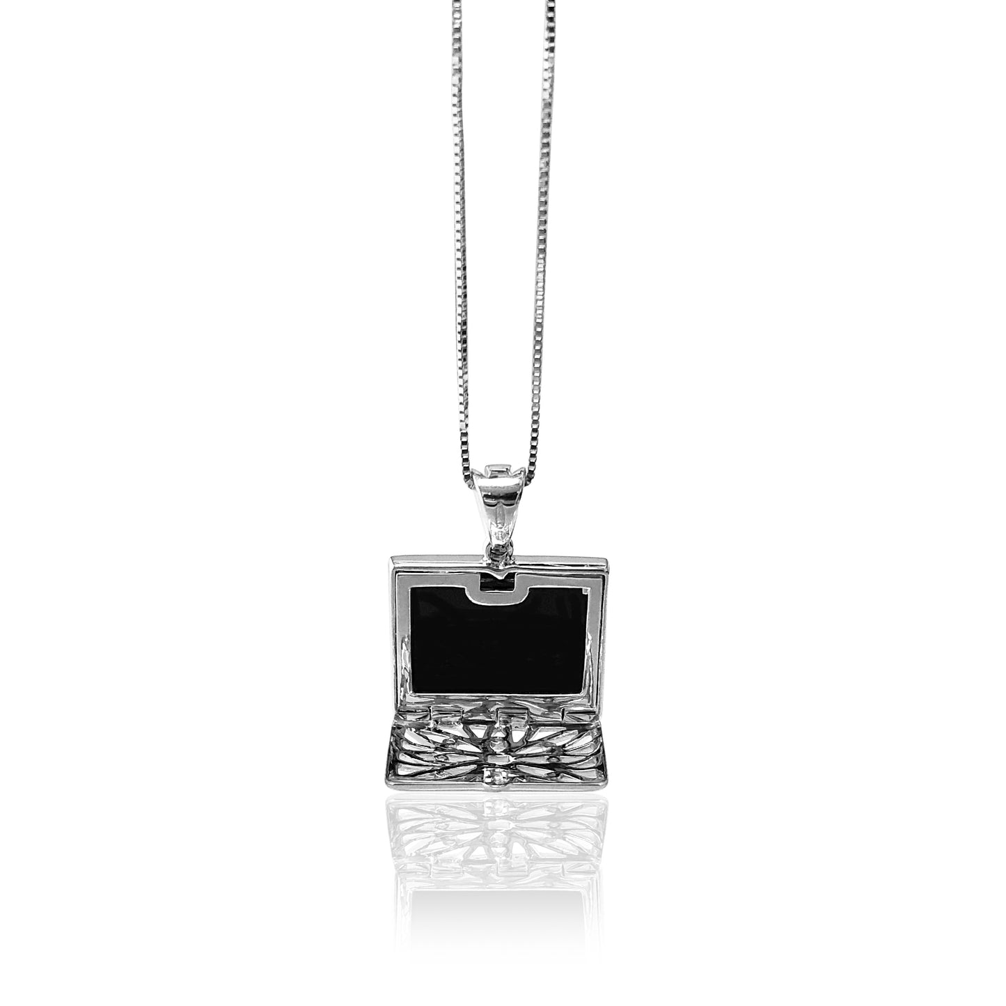 18K White gold pendant necklace with black onyx and diamonds