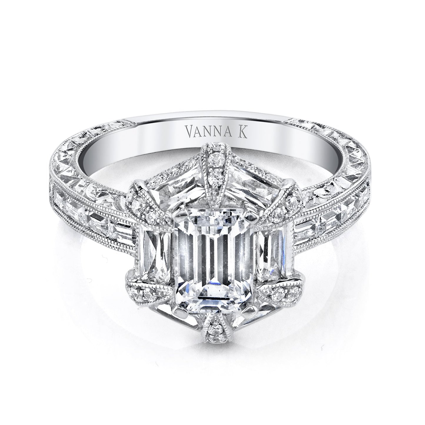 18K WHITE GOLD DIAMOND ENGAGEMENT RING