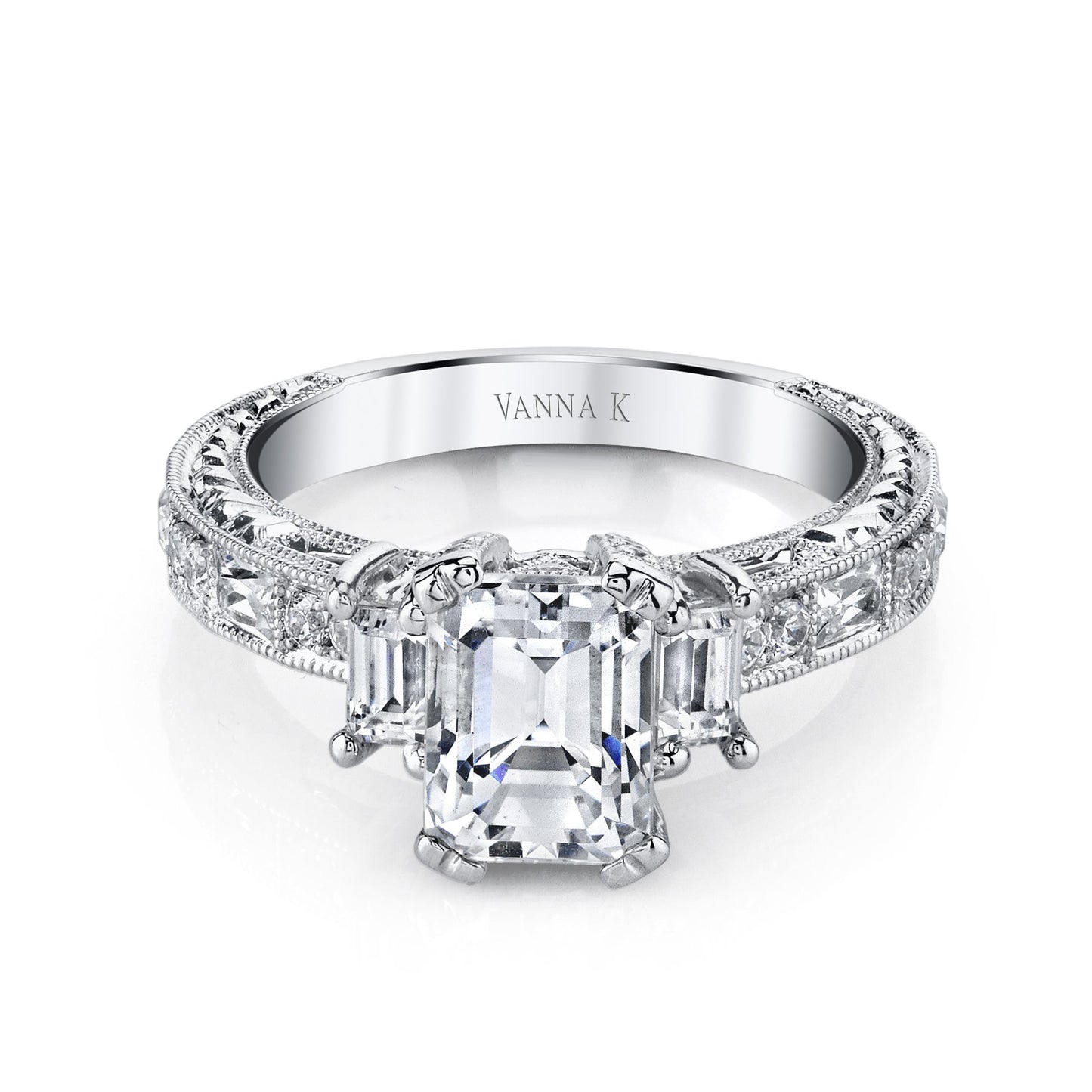 18K WHITE GOLD DIAMOND ENGAGEMENT RING