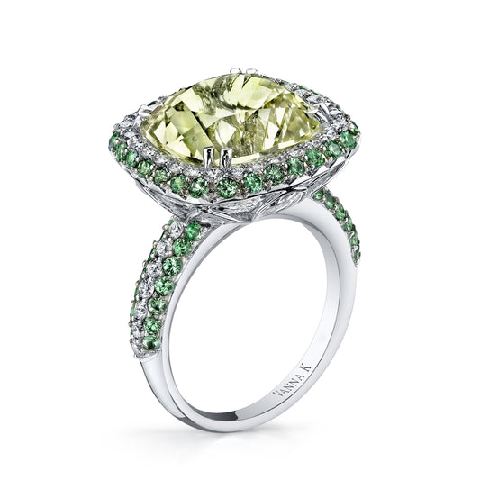 18K WHITE GOLD FASHION DIAMOND AND TSAVORITE RING