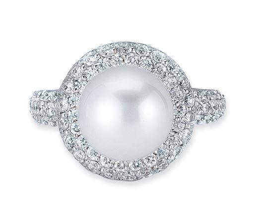 18K WHITE GOLD RING WITH DIAMONDS AND CENTER PEARL