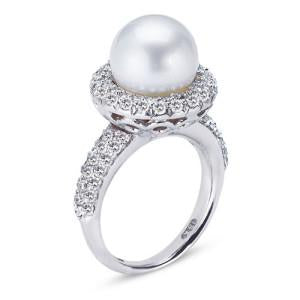 18K WHITE GOLD RING WITH DIAMONDS AND CENTER PEARL